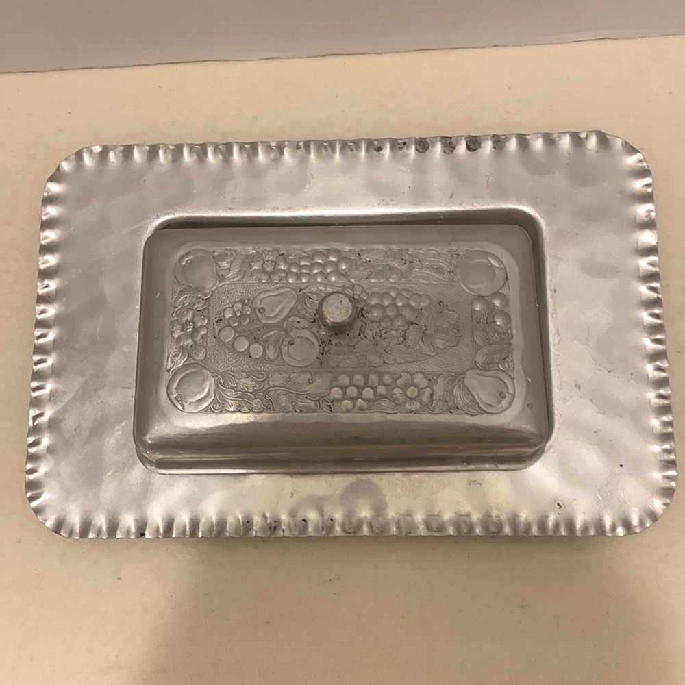 CROMWELL 2PCS VTG HAND WROUGHT ALUMINUM BUTTER/CHEESE DISH-TRAY/LID ETCHED